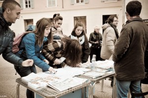 gli studenti firmano la petizione "Vogliamo poter acquistare il biglietto sul bus"